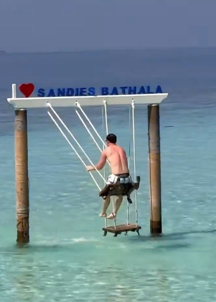 Man�el na dovolenke...